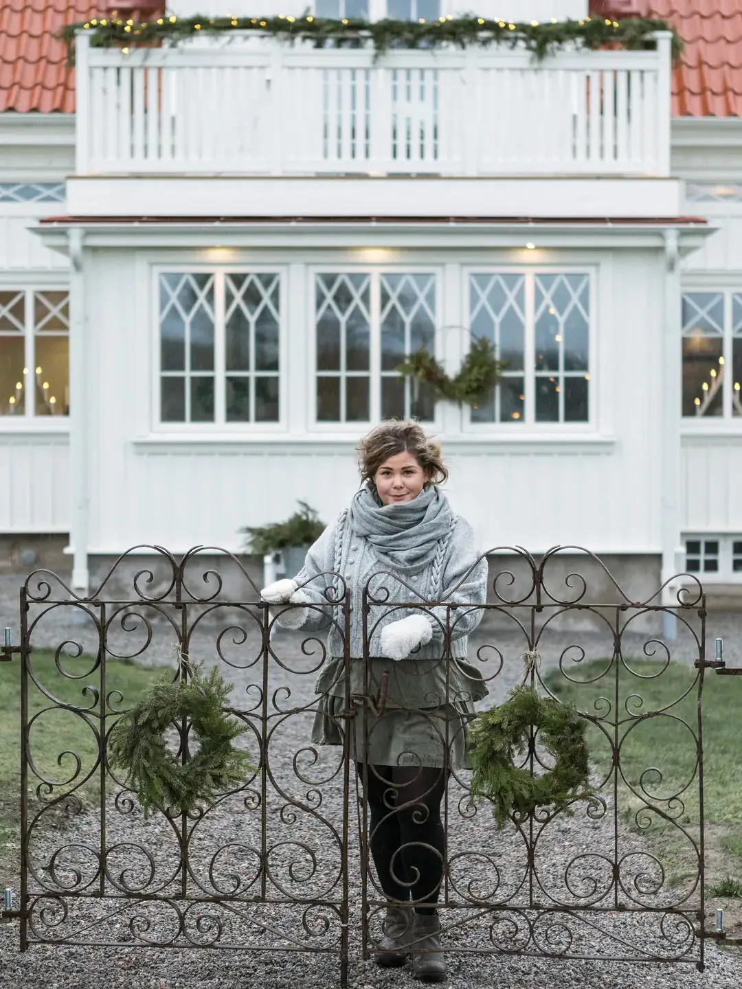 Maison suédoise blanche décorée pour les fêtes de fin d'année - Gallery image 18