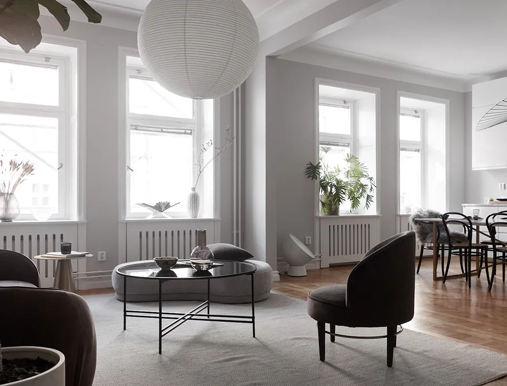 Heller skandinavischer Interior mit elegannten dunklen Akzenten - Gallery image 4