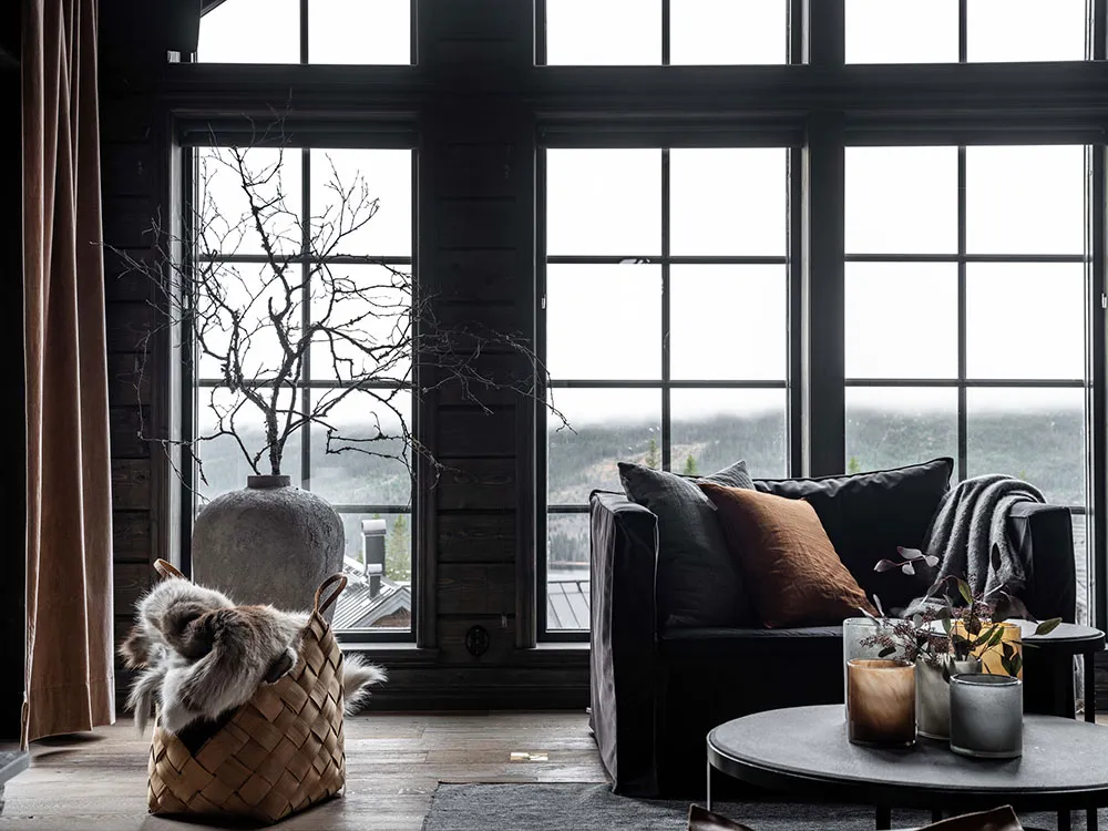 Chalet scandinave dans des tons sombres - Gallery image 1