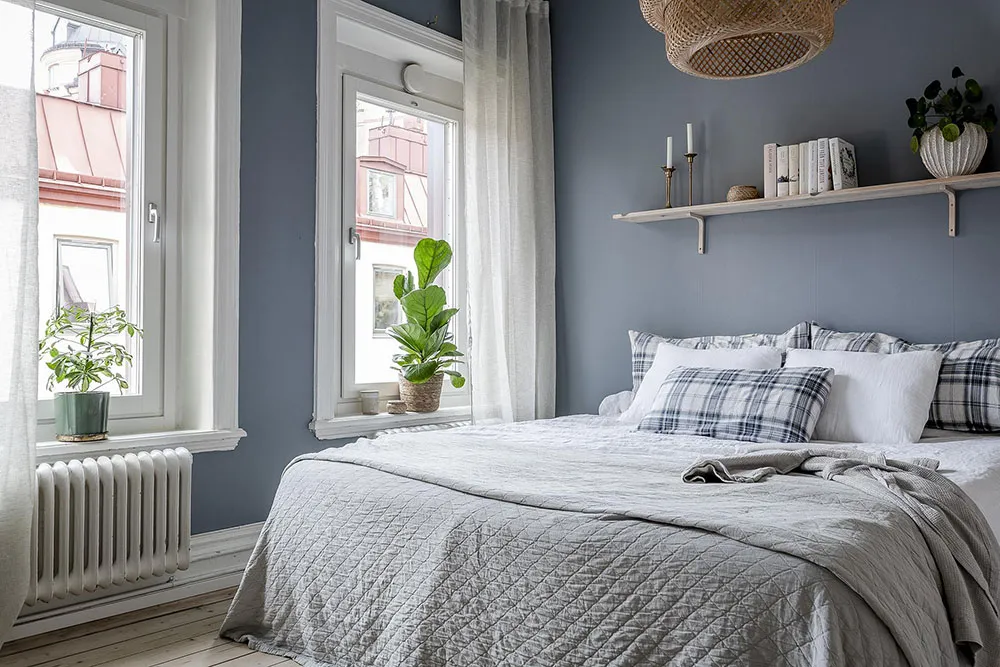 Light and Warm Living Room and Atmosphere Blue Bedroom: Apartment in Gothenburg (52 sqm) - Gallery image 13