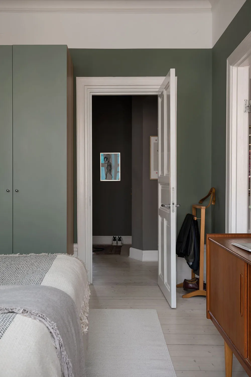 Приємний скандинавський інтер'єр у білих та зелених відтінках (57 кв. м) - Gallery image 19