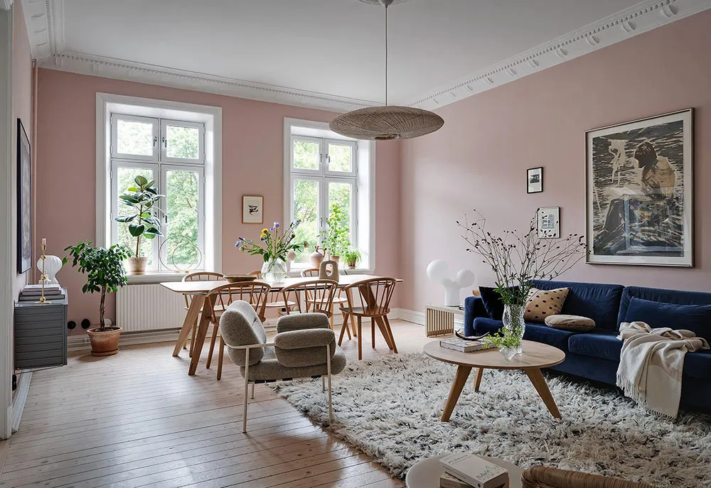 Różowa salon z niebieskim sofą: uroczy skandynawski mieszkanie w centenowym domu (105 m²) - Gallery image 3