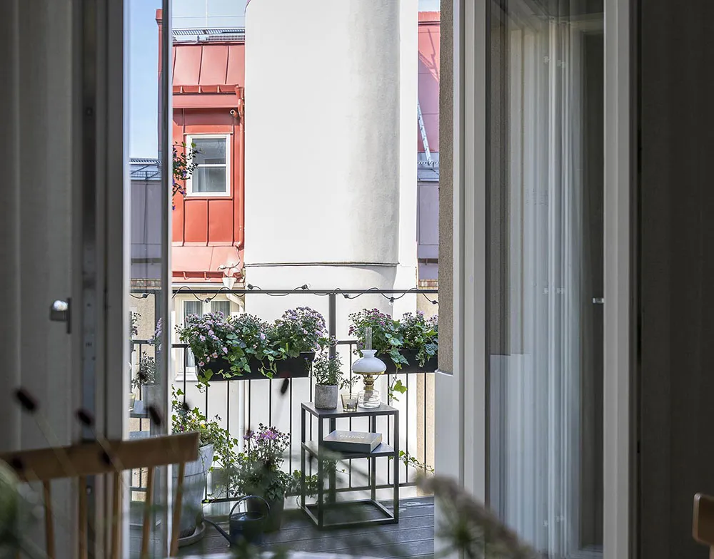 Light and Warm Living Room and Atmosphere Blue Bedroom: Apartment in Gothenburg (52 sqm) - Gallery image 21