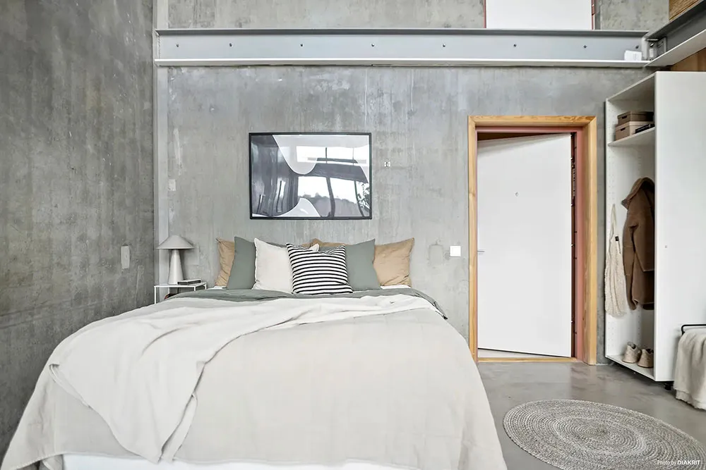 Paredes de concreto y espacio abierto: Loft en Suecia (43 m²) - Gallery image 8