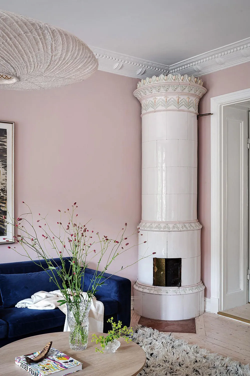 Różowa salon z niebieskim sofą: uroczy skandynawski mieszkanie w centenowym domu (105 m²) - Gallery image 5