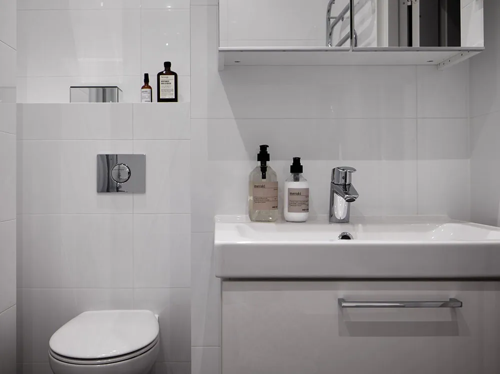 Heller skandinavischer Interior mit elegannten dunklen Akzenten - Gallery image 13