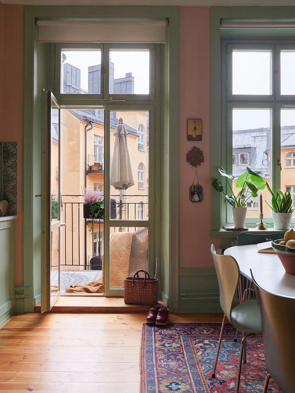 Незвичайні фарби та квіткові мотиви: радісний інтер’єр у Стокгольмі - Gallery image 9