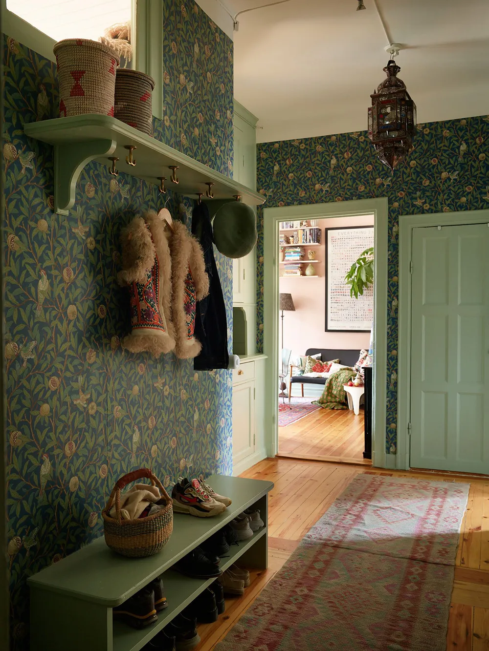 Незвичайні фарби та квіткові мотиви: радісний інтер’єр у Стокгольмі - Gallery image 36