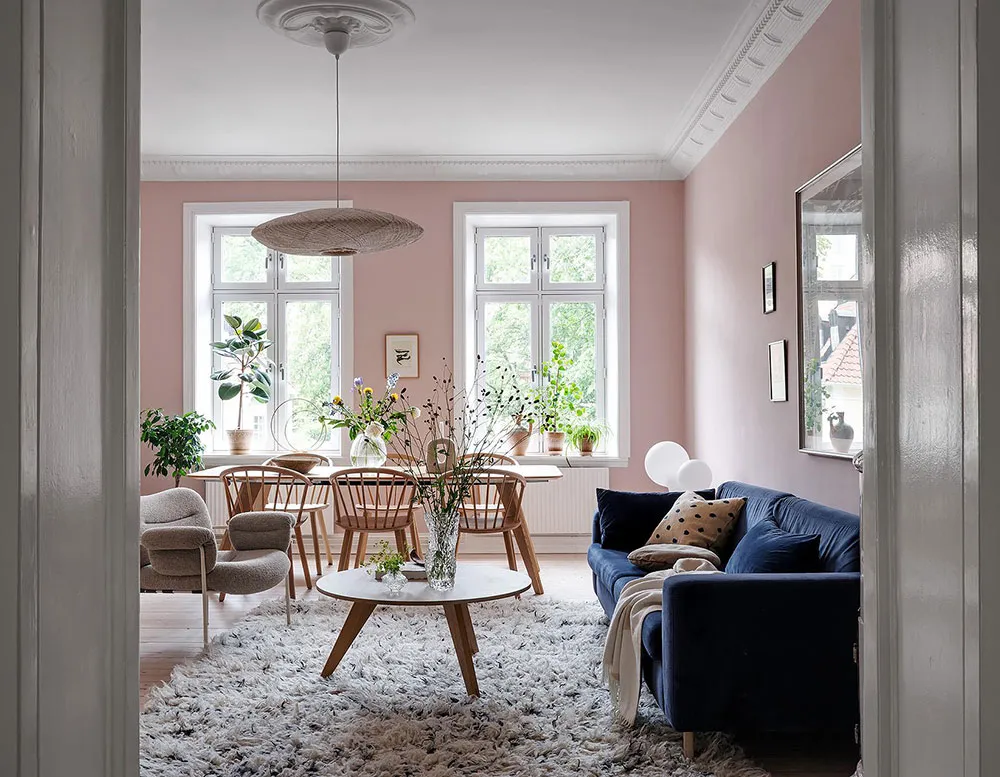 Różowa salon z niebieskim sofą: uroczy skandynawski mieszkanie w centenowym domu (105 m²) - Gallery image 16