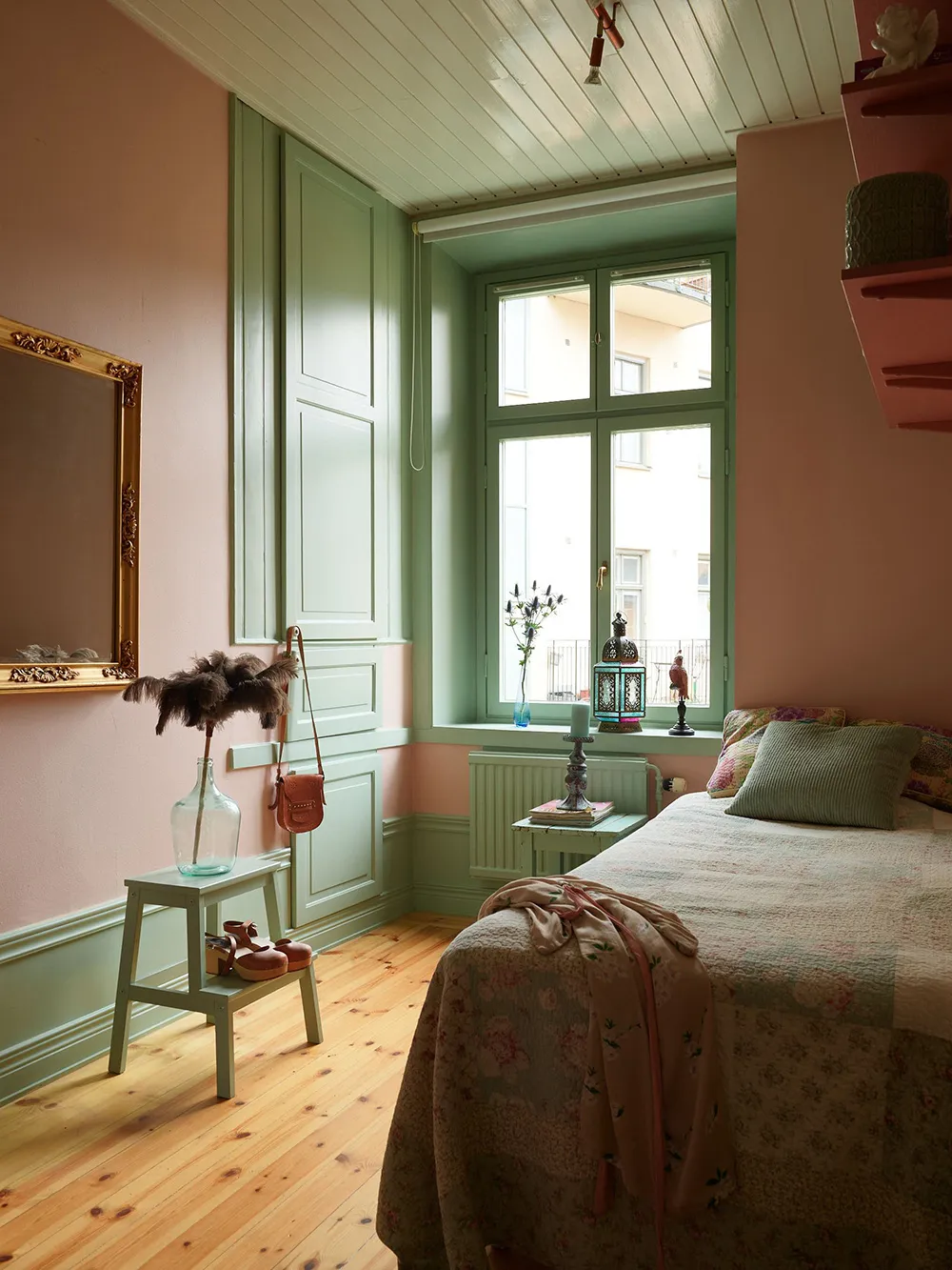 Незвичайні фарби та квіткові мотиви: радісний інтер’єр у Стокгольмі - Gallery image 11