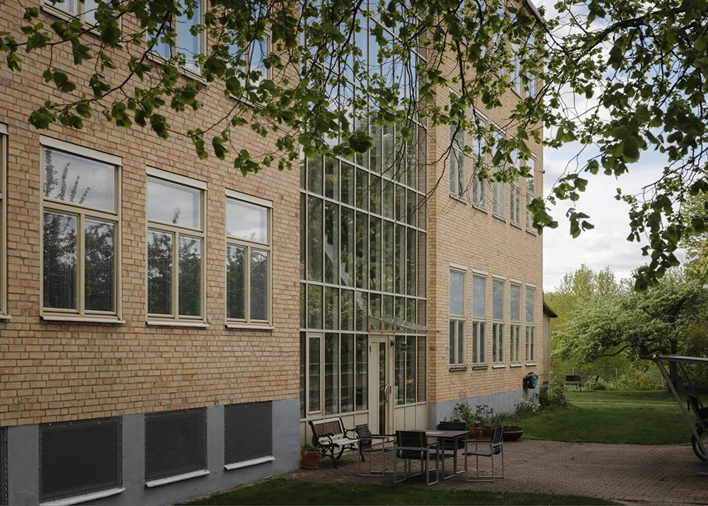 Żółta płytka i otwarty przestrzeń: mieszkanie w byłej szkole w Sztokholmie - Gallery image 28