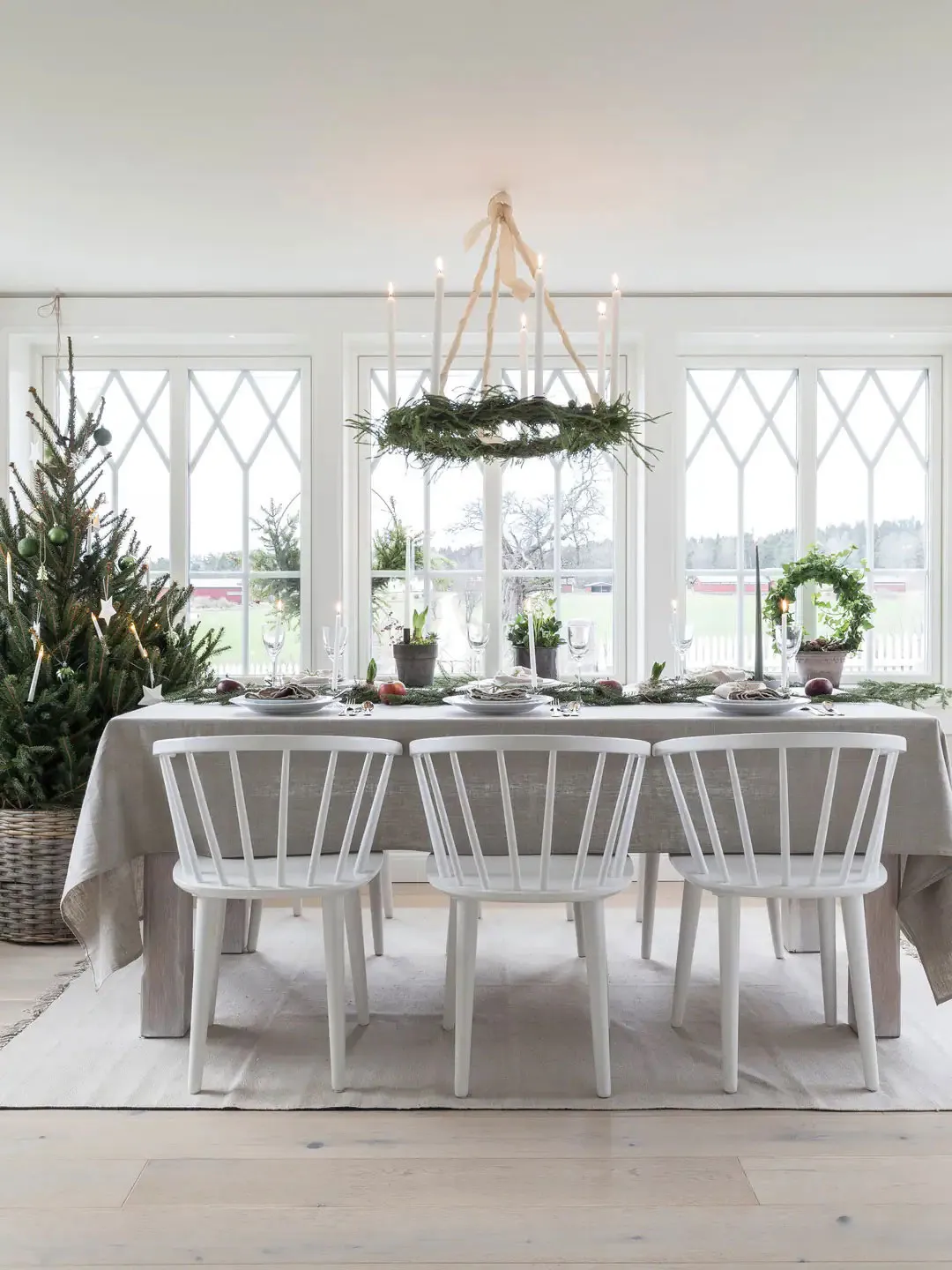 Maison suédoise blanche décorée pour les fêtes de fin d'année - Gallery image 7