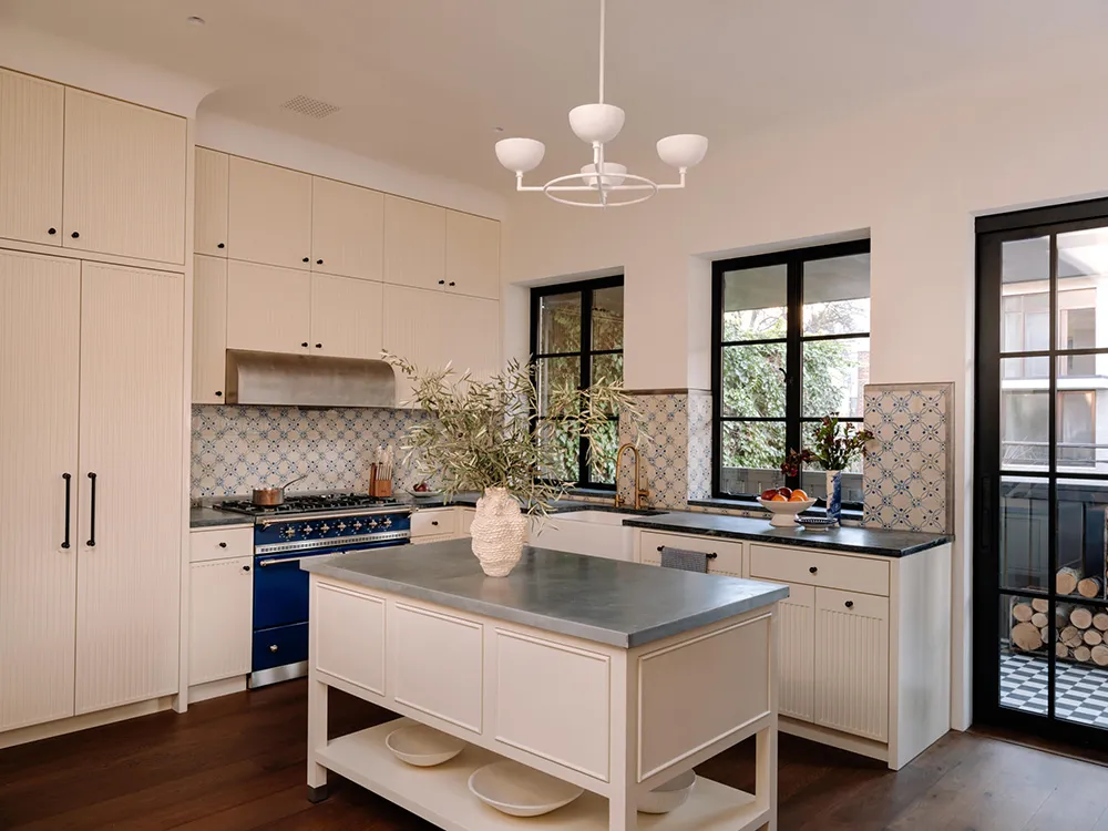 Fashionable Interior in a Townhouse in New York, Reminiscent of a Cozy Hotel - Gallery image 14