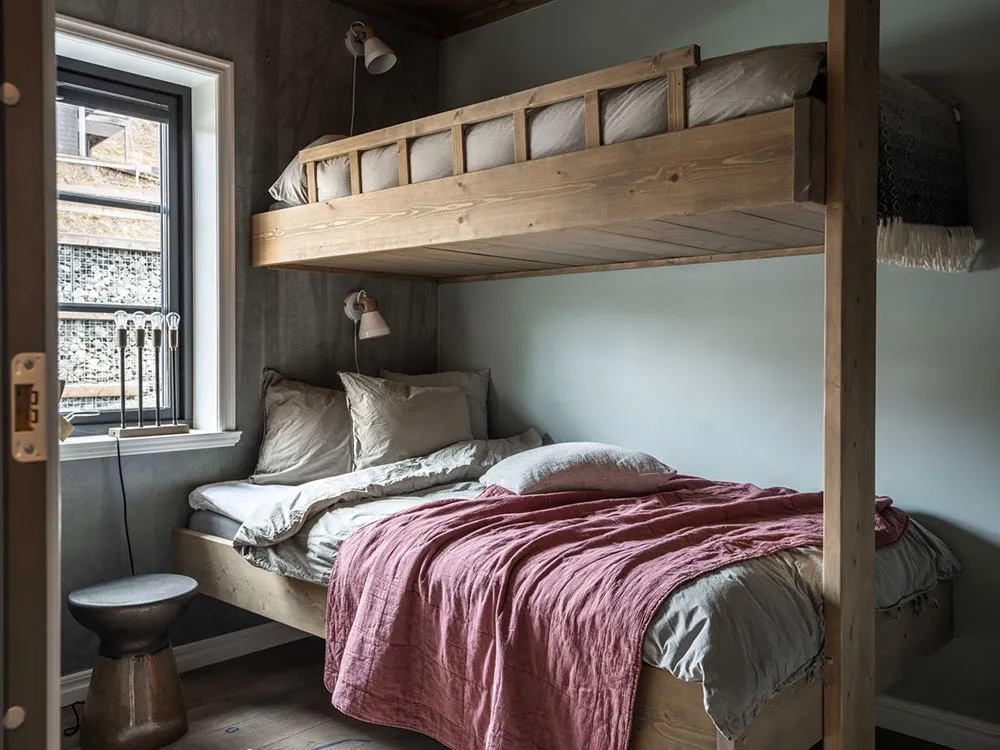 Chalet scandinave dans des tons sombres - Gallery image 13