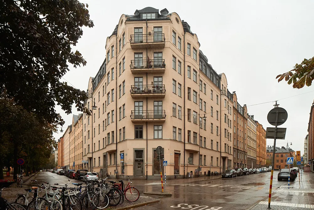 Незвичайні фарби та квіткові мотиви: радісний інтер’єр у Стокгольмі - Gallery image 37