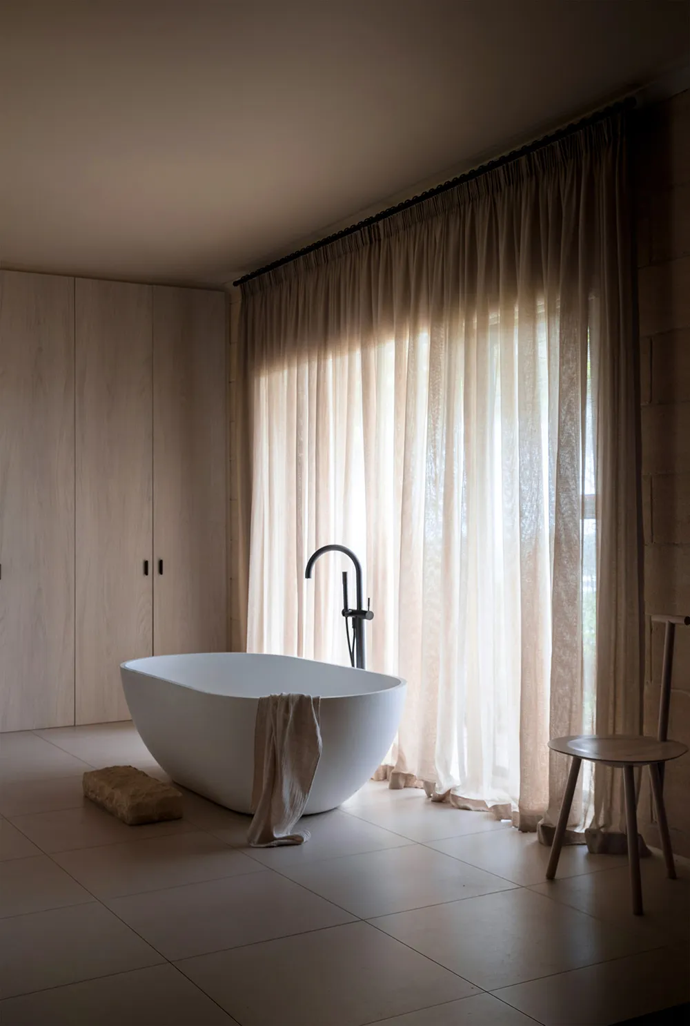 Teintes douces et lignes esthétiques : maison de détente moderne à Melbourne - Gallery image 10