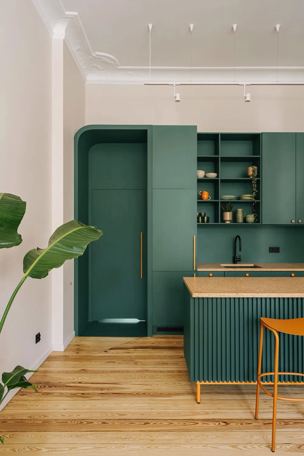 Cocina destacada, puertas vintage y techos altos: apartamento en Wrocław - Gallery image 6