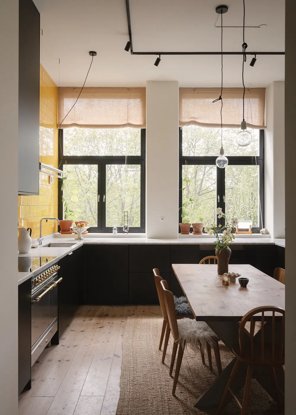 Żółta płytka i otwarty przestrzeń: mieszkanie w byłej szkole w Sztokholmie - Gallery image 1