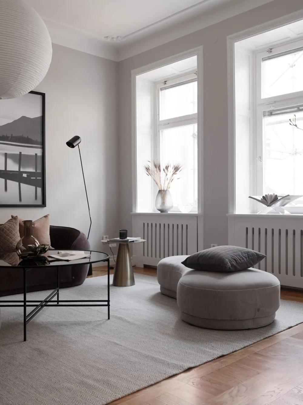 Heller skandinavischer Interior mit elegannten dunklen Akzenten - Gallery image 2