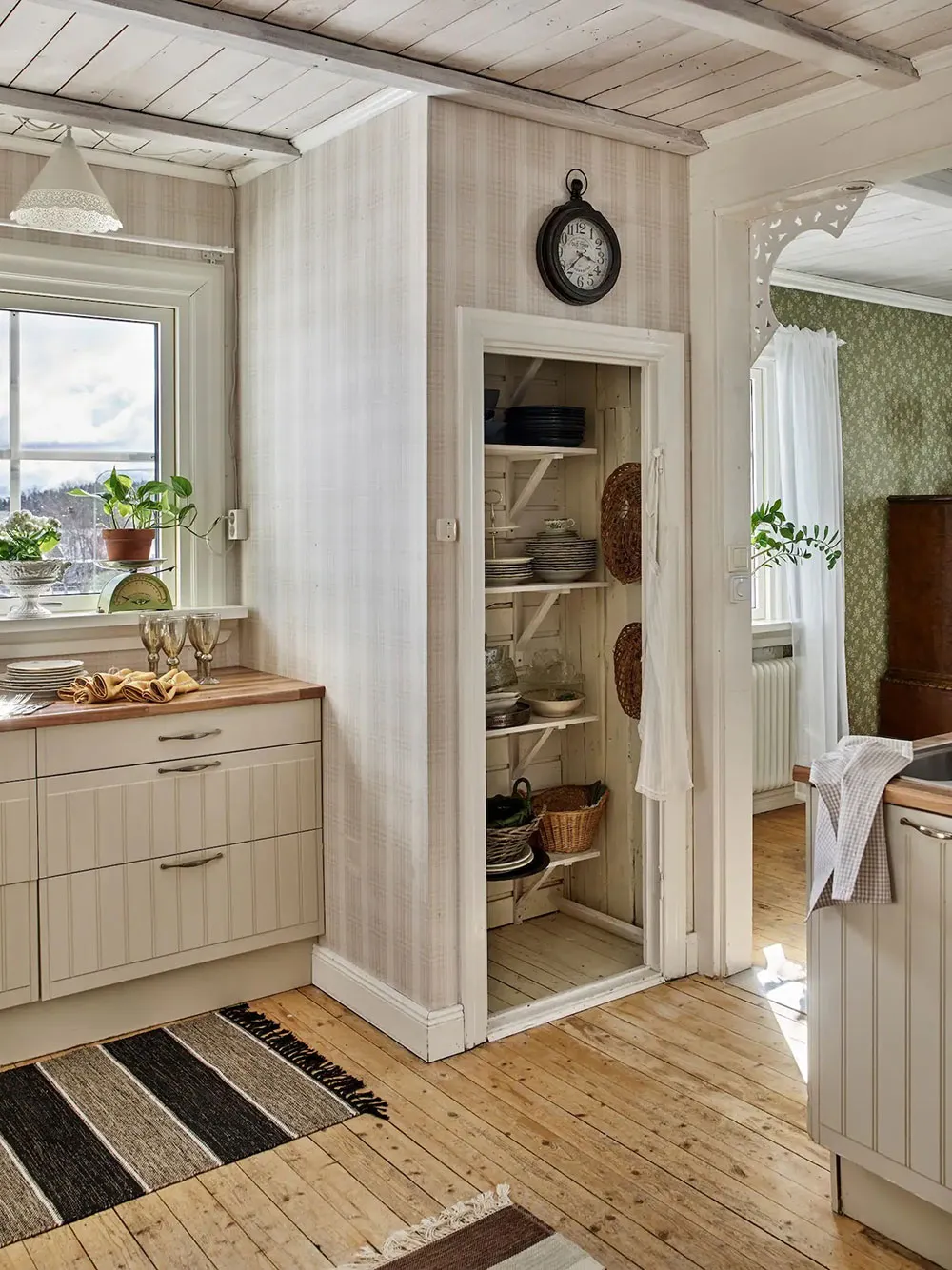 Стіни з обоями та знахідки з блошиних ринків: дача в Швеції - Gallery image 3