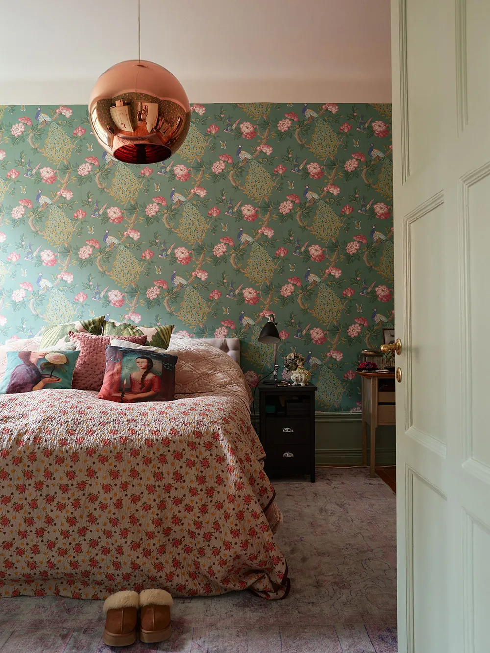 Незвичайні фарби та квіткові мотиви: радісний інтер’єр у Стокгольмі - Gallery image 25
