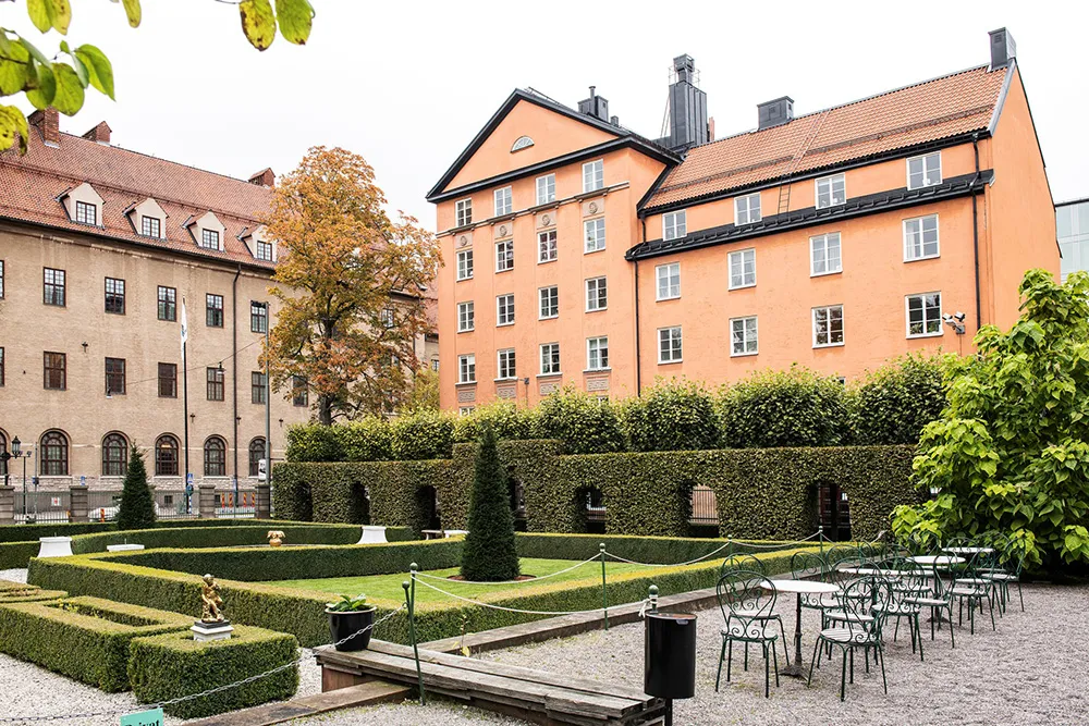 Цветные стены и обои: живой интерьер в старом доме в Стокгольме - Gallery image 33