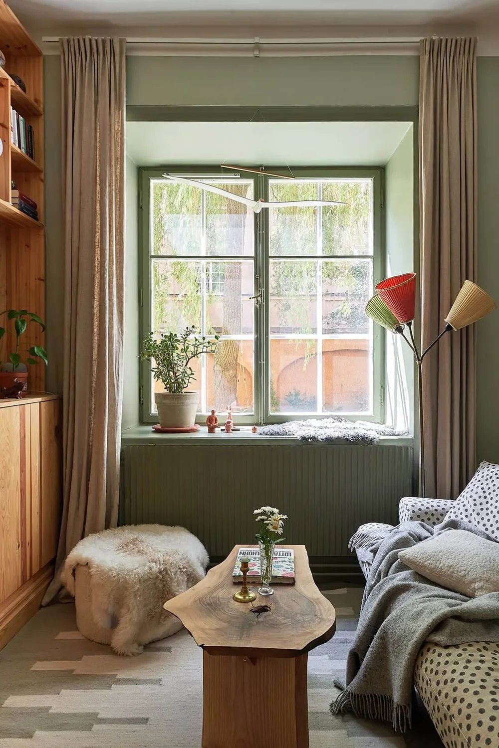 Tonos verdes y sofá a cuadros: apartamento en Estocolmo (47 m²) - Gallery image 1