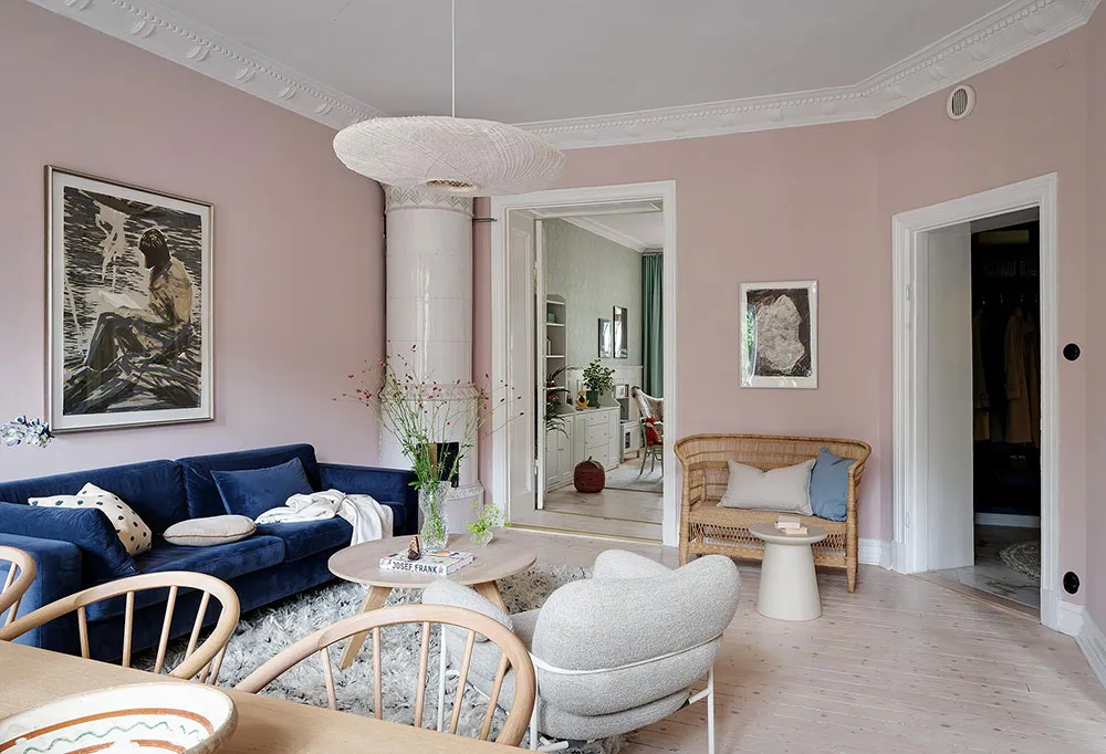 Różowa salon z niebieskim sofą: uroczy skandynawski mieszkanie w centenowym domu (105 m²) - Gallery image 15