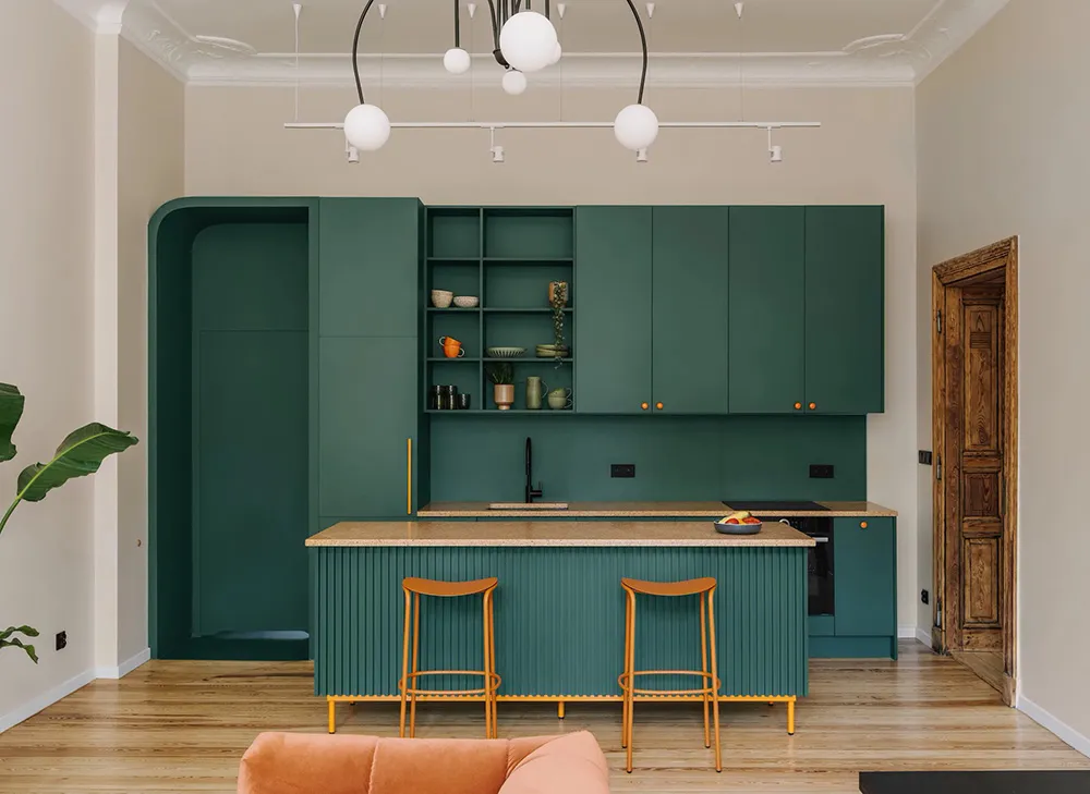 Cocina destacada, puertas vintage y techos altos: apartamento en Wrocław - Gallery image 5