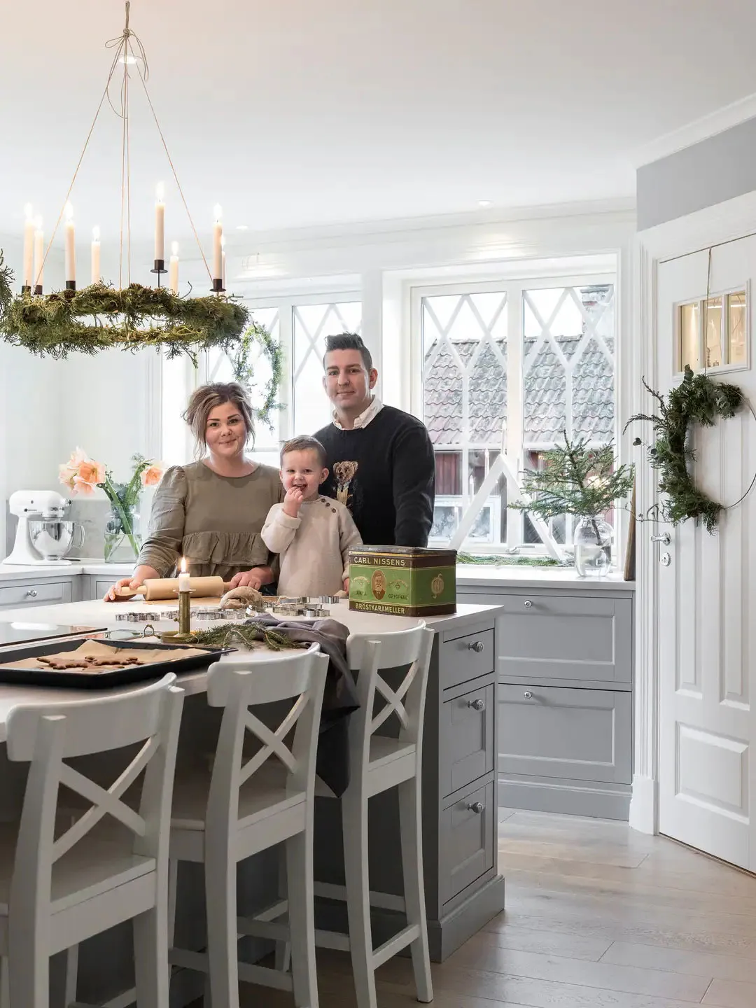 Maison suédoise blanche décorée pour les fêtes de fin d'année - Gallery image 3