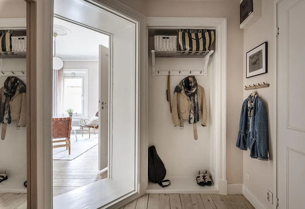 Light and Warm Living Room and Atmosphere Blue Bedroom: Apartment in Gothenburg (52 sqm) - Gallery image 25