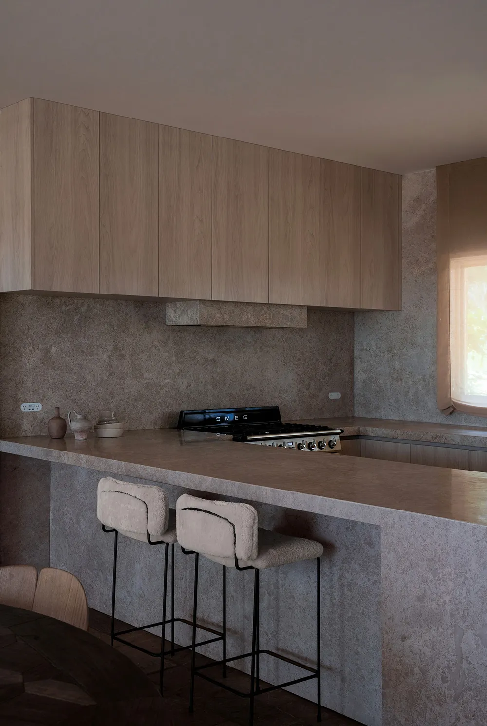 Teintes douces et lignes esthétiques : maison de détente moderne à Melbourne - Gallery image 5