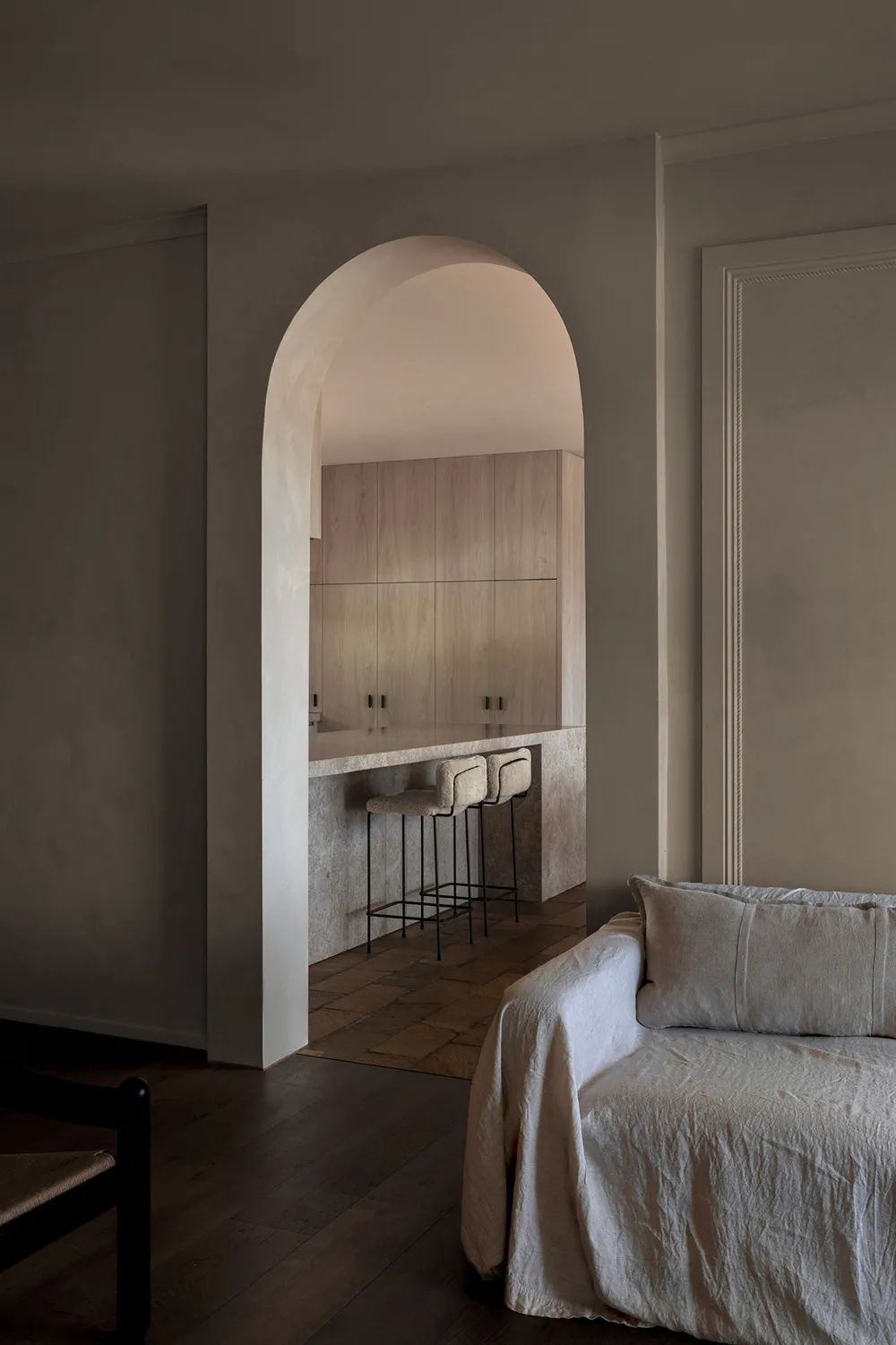 Teintes douces et lignes esthétiques : maison de détente moderne à Melbourne - Gallery image 2