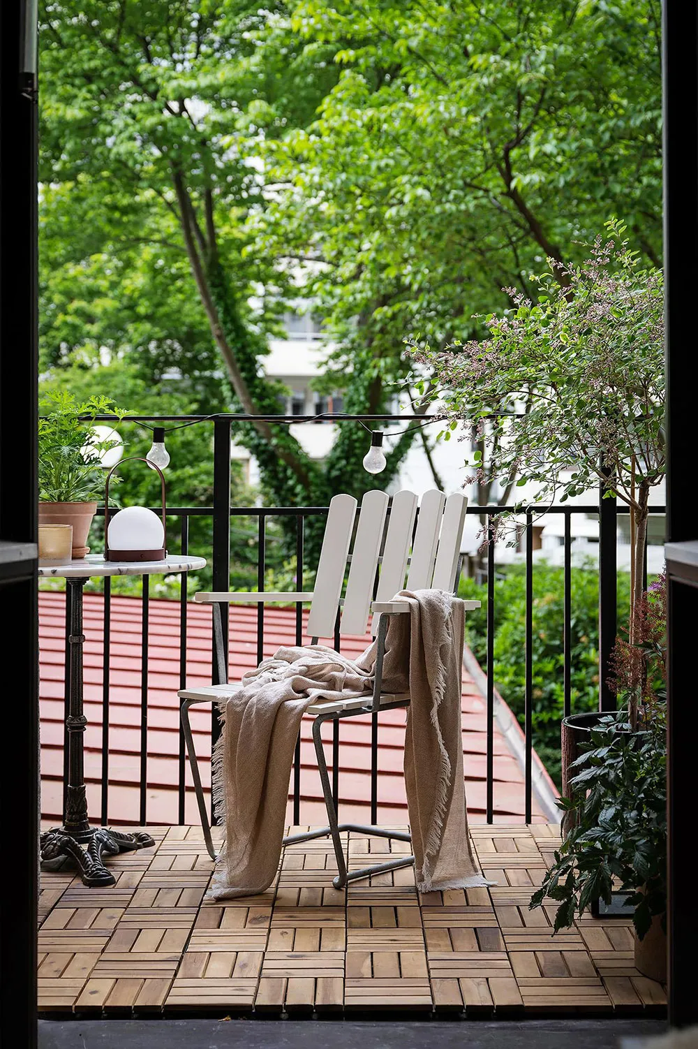 Różowa salon z niebieskim sofą: uroczy skandynawski mieszkanie w centenowym domu (105 m²) - Gallery image 20