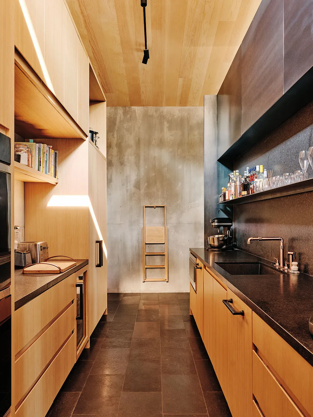 Grobheit dunkler Töne und Wärme natürlichen Holzes: Haus am Tahoe-See - Gallery image 5