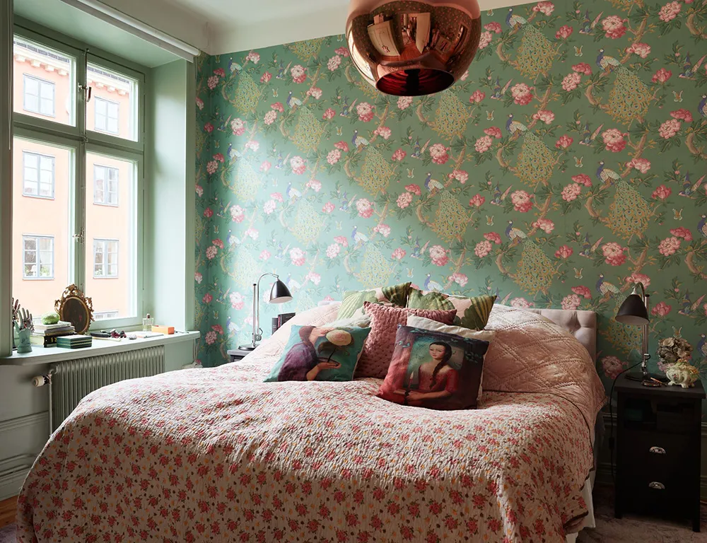 Незвичайні фарби та квіткові мотиви: радісний інтер’єр у Стокгольмі - Gallery image 26