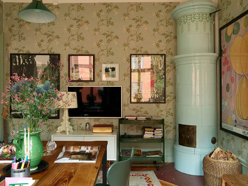 Незвичайні фарби та квіткові мотиви: радісний інтер’єр у Стокгольмі - Gallery image 21