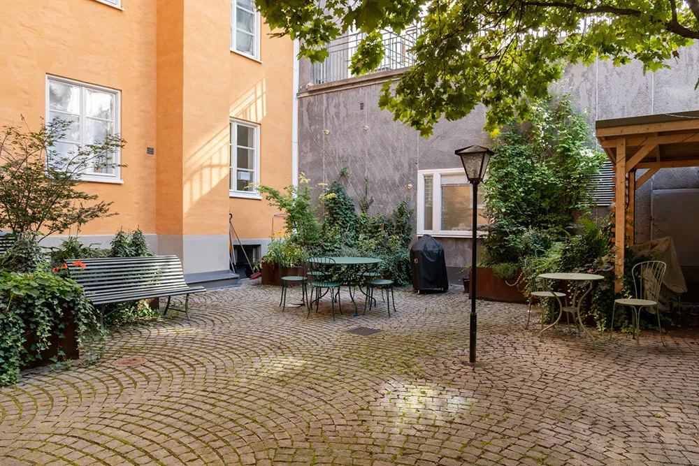 Цветные стены и обои: живой интерьер в старом доме в Стокгольме - Gallery image 31