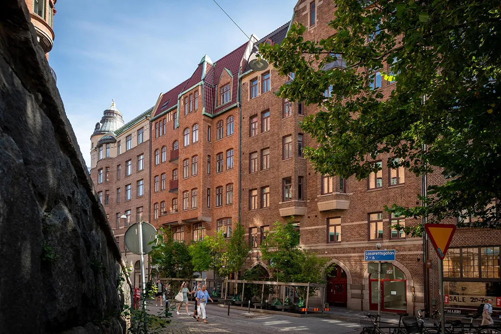 Nice Scandi Apartment with Unusual Layout and Olive-Colored Kids' Room - Gallery image 1