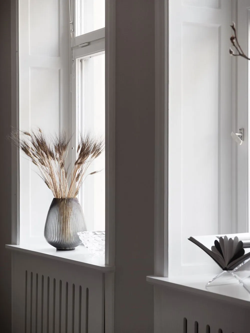 Heller skandinavischer Interior mit elegannten dunklen Akzenten - Gallery image 5