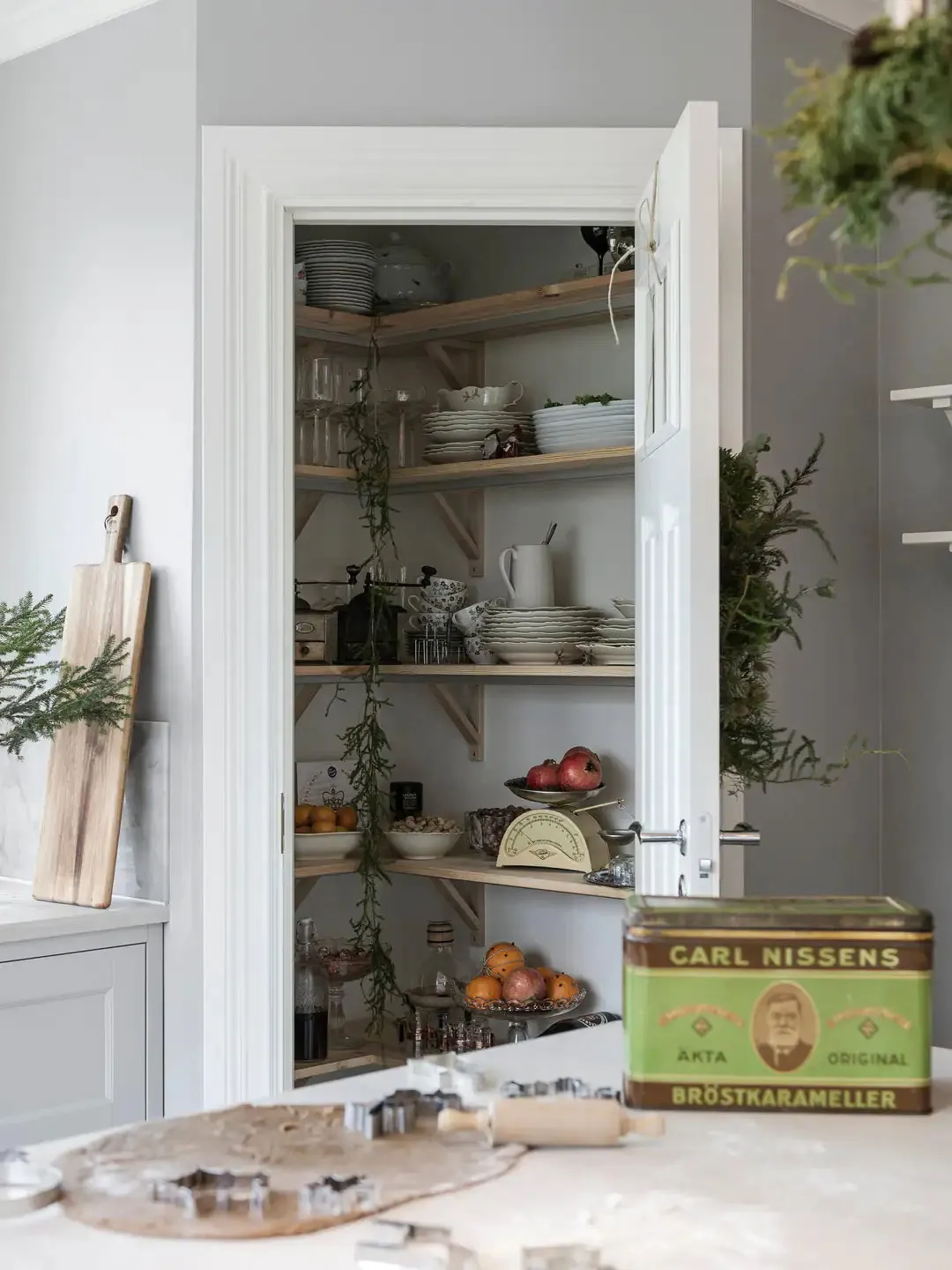 Maison suédoise blanche décorée pour les fêtes de fin d'année - Gallery image 4