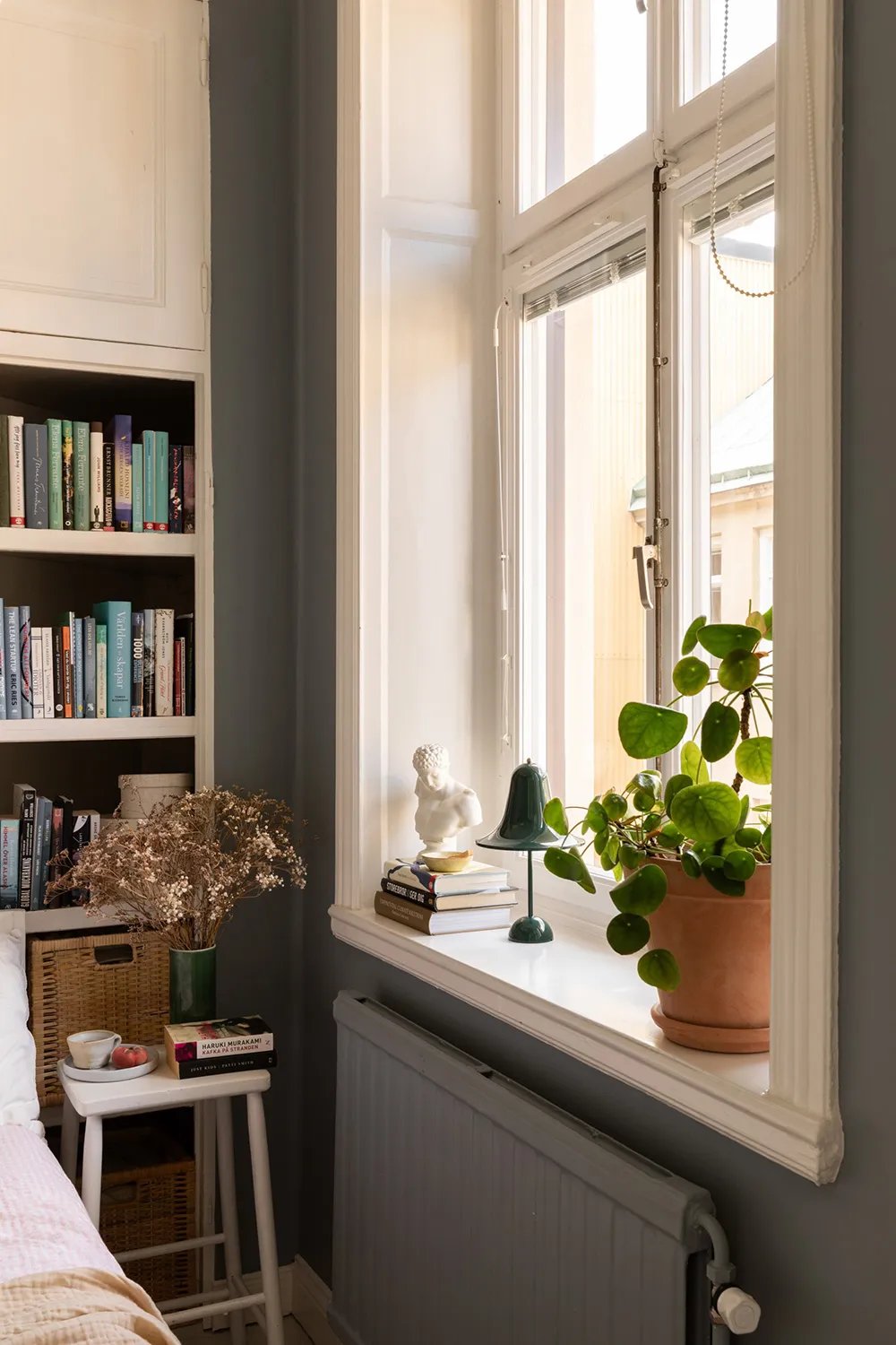 Белый интерьер с синими акцентами: маленькая двушка в Швеции (31 кв. м) - Gallery image 10