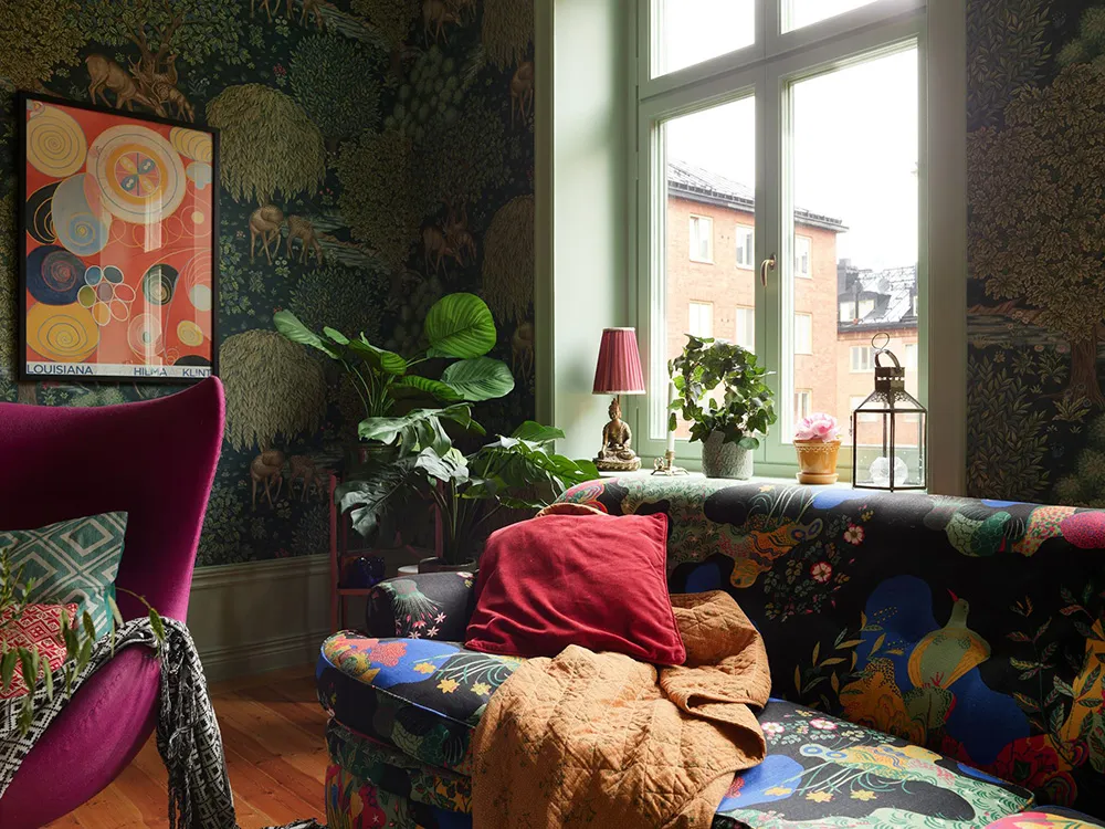 Незвичайні фарби та квіткові мотиви: радісний інтер’єр у Стокгольмі - Gallery image 14