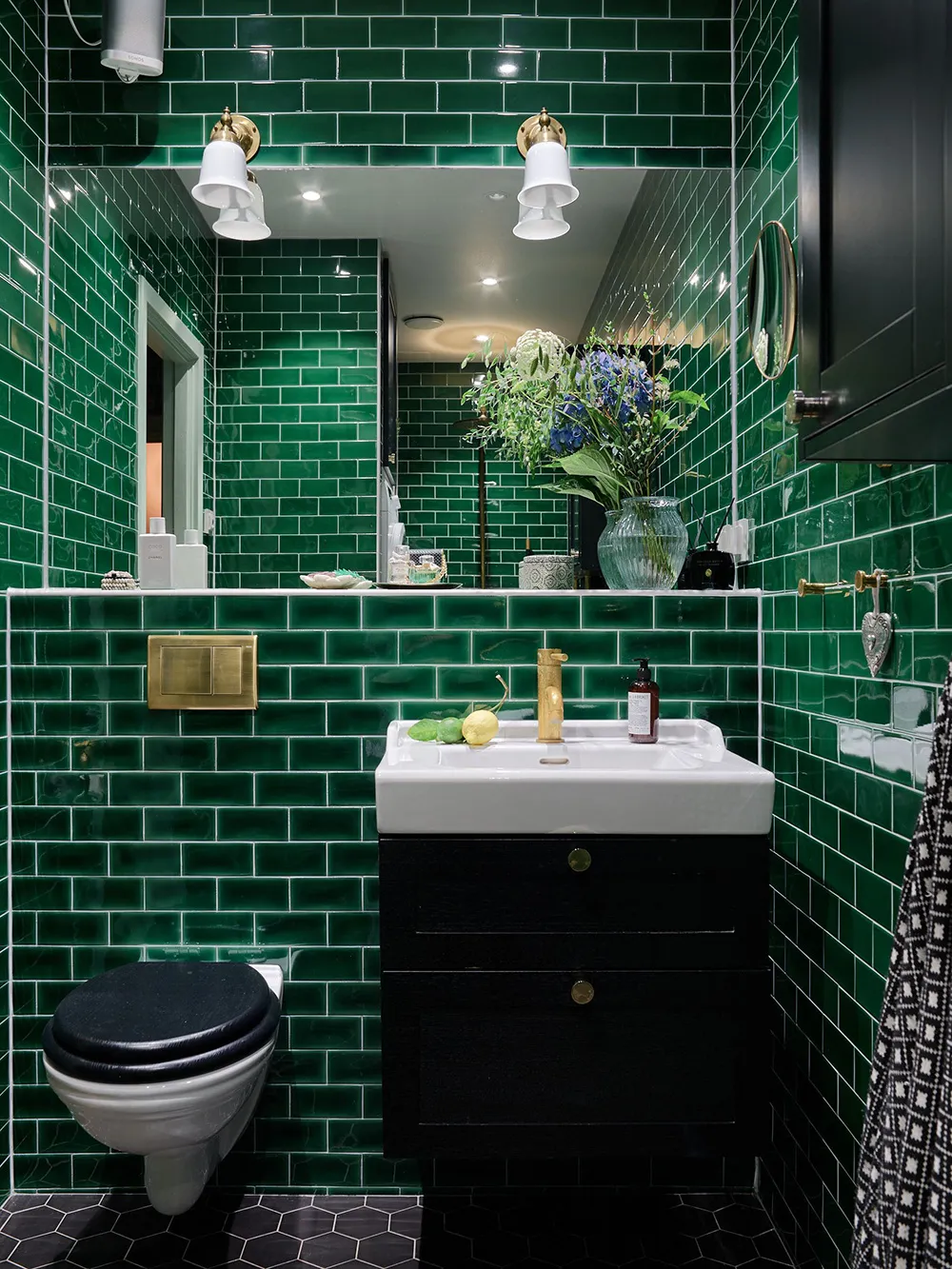 Незвичайні фарби та квіткові мотиви: радісний інтер’єр у Стокгольмі - Gallery image 35