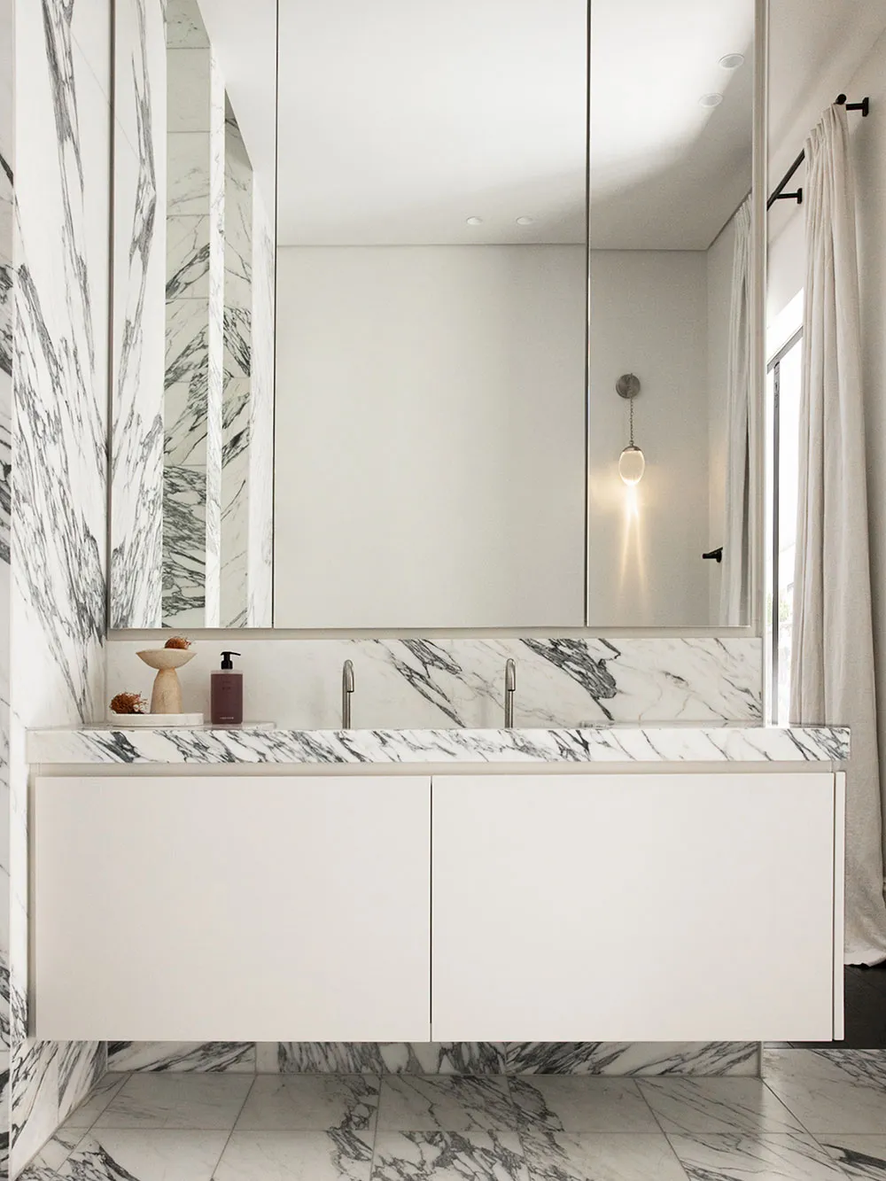 Изящный черно-белый интерьер большого дома с историей в Австралии - Gallery image 9