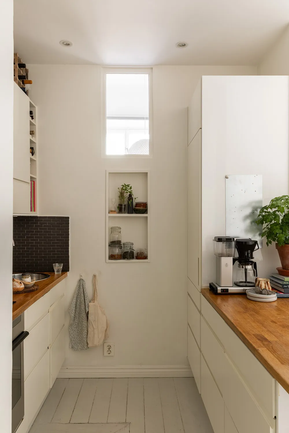 Белый интерьер с синими акцентами: маленькая двушка в Швеции (31 кв. м) - Gallery image 14