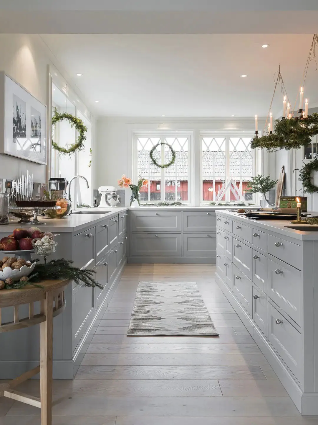 Maison suédoise blanche décorée pour les fêtes de fin d'année - Gallery image 2