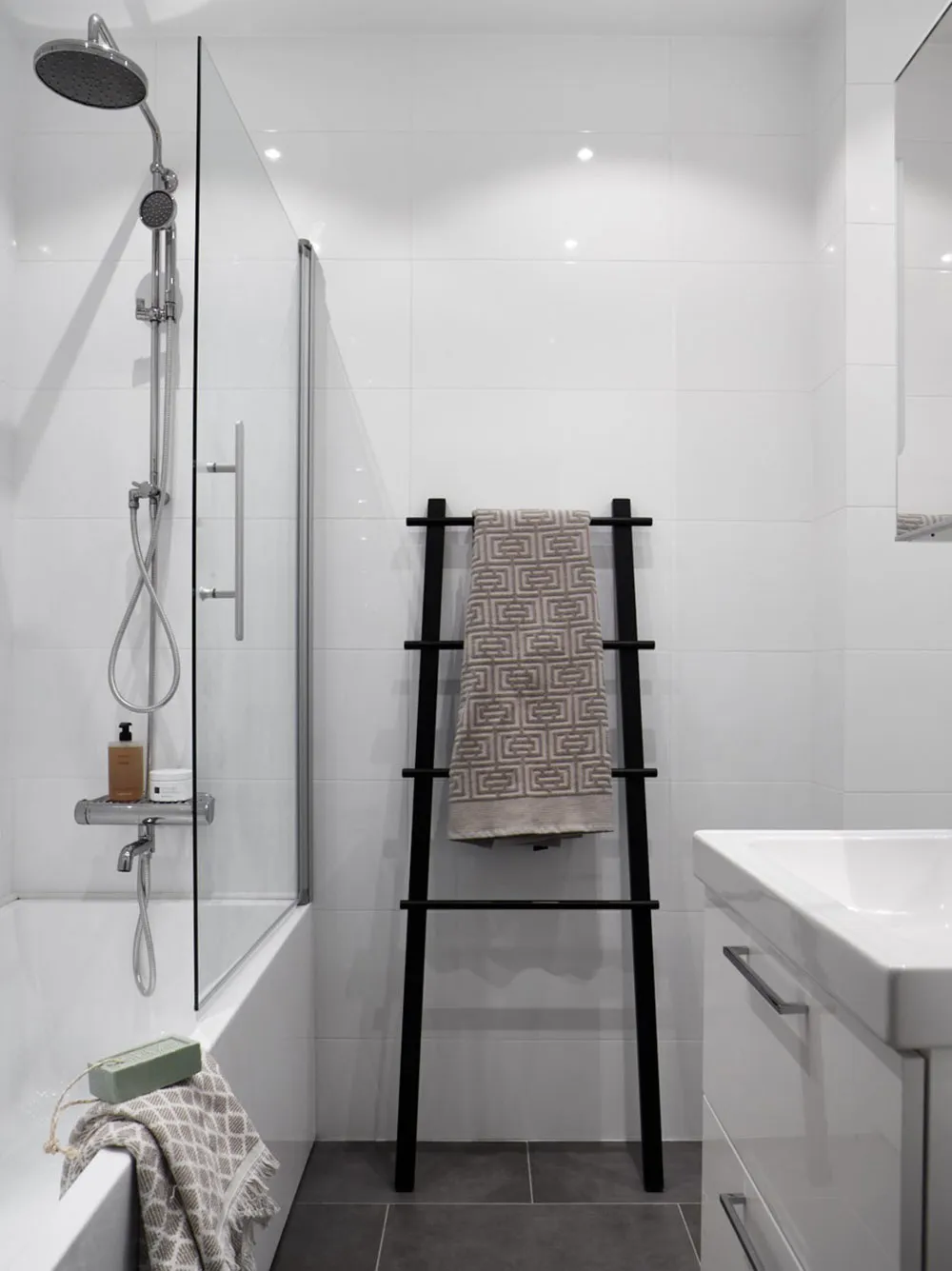 Heller skandinavischer Interior mit elegannten dunklen Akzenten - Gallery image 20