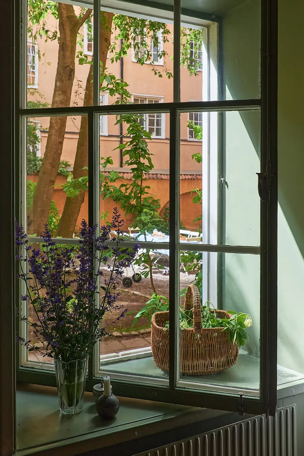 Tonos verdes y sofá a cuadros: apartamento en Estocolmo (47 m²) - Gallery image 3