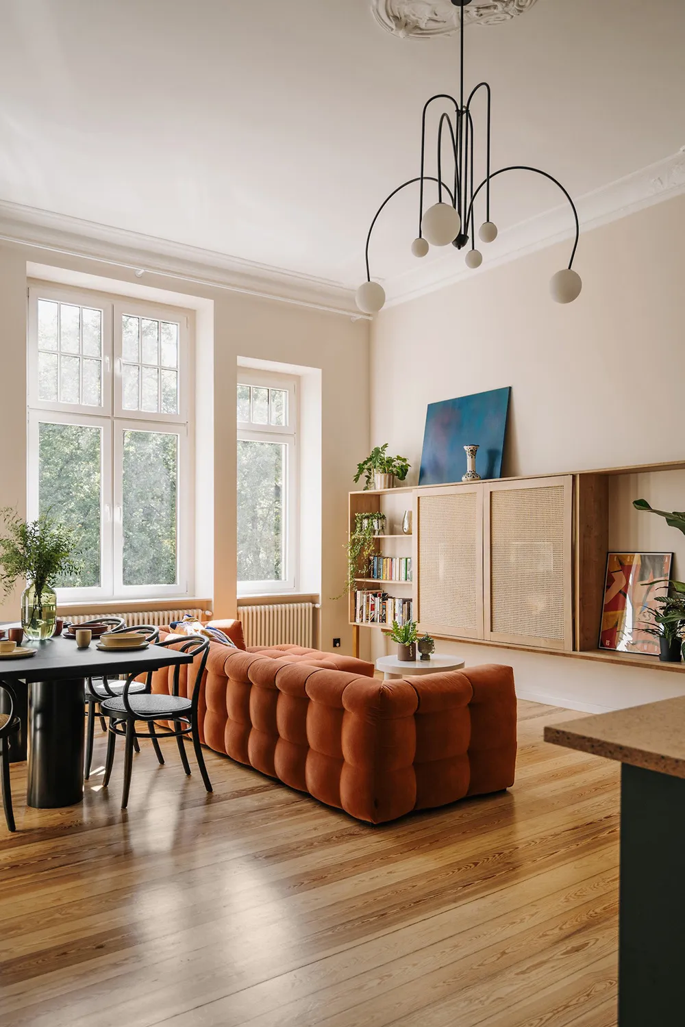 Cocina destacada, puertas vintage y techos altos: apartamento en Wrocław - Gallery image 1